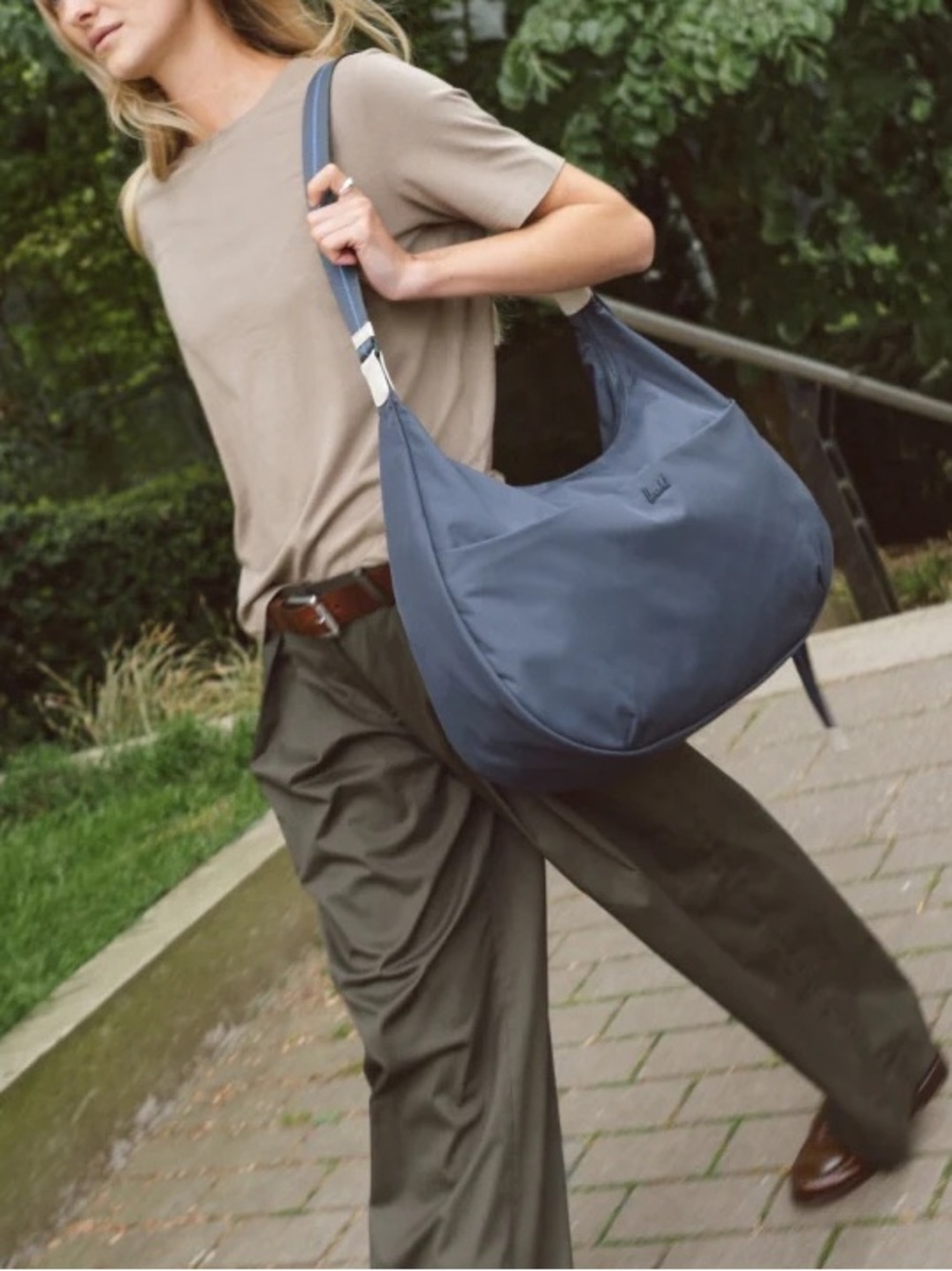 MAKE OFFER - HERSCHEL RARE Yara Large Crescent Shoulder Bag 25L Travel Crossbody